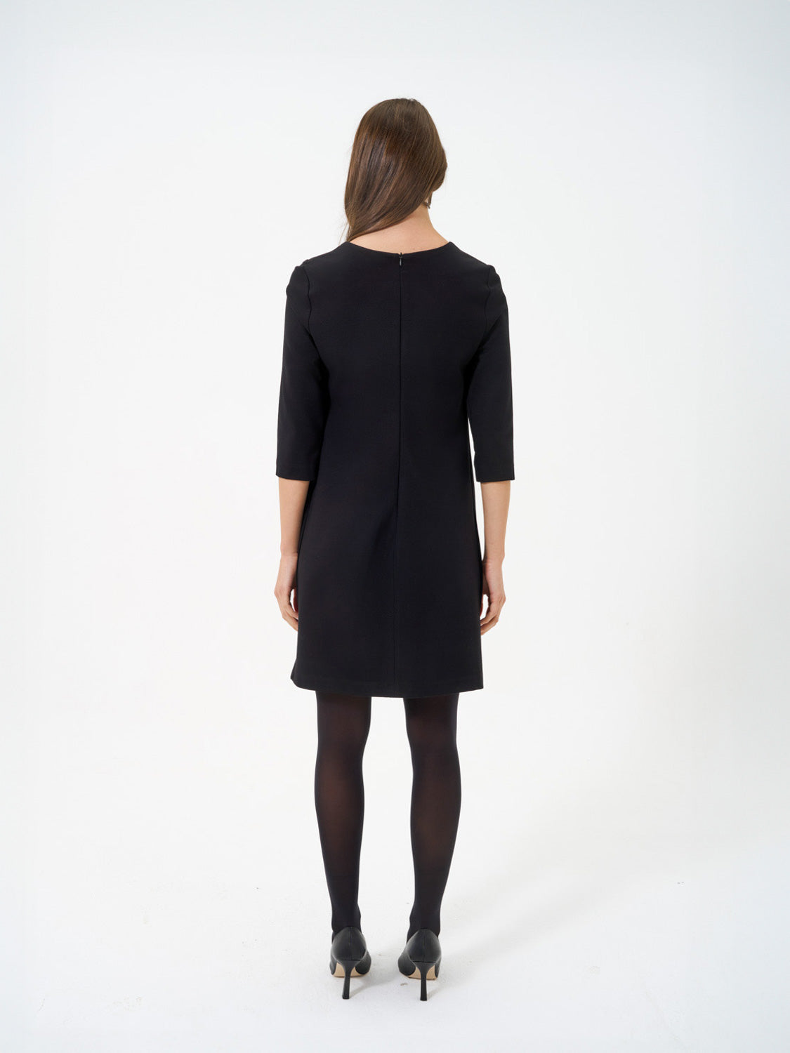 ABITO CON MANICHE A TRE QUARTI E FIBBIA NERO